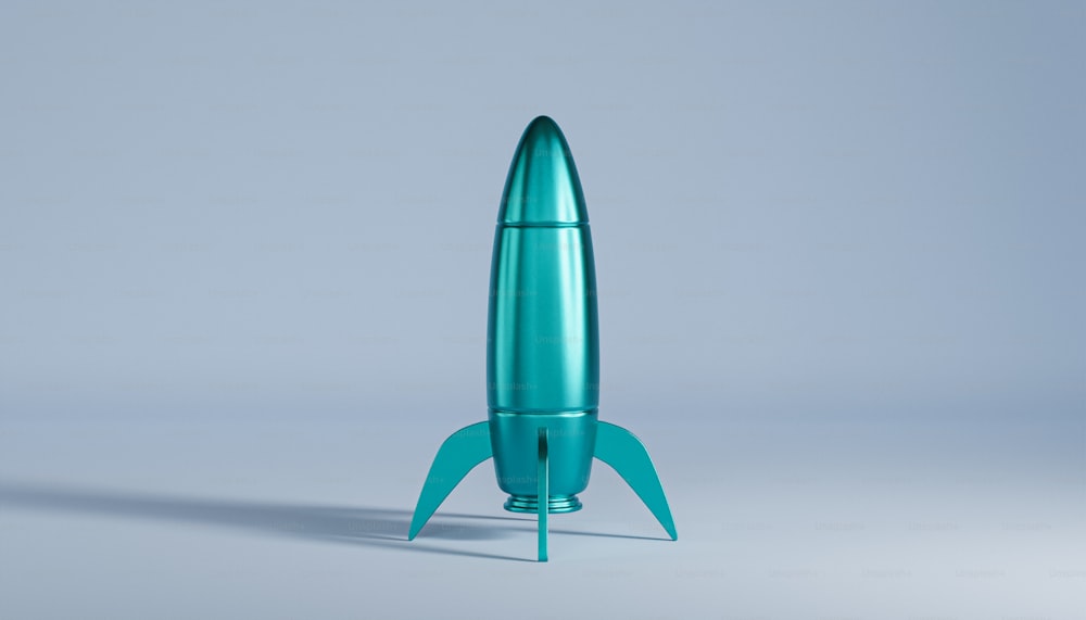 um foguete azul sentado em cima de uma mesa