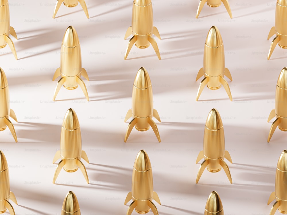 um grupo de foguetes dourados sentados um em cima do outro