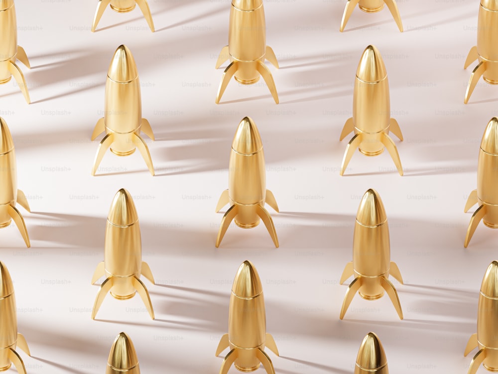 Un grupo de cohetes dorados sentados uno encima del otro