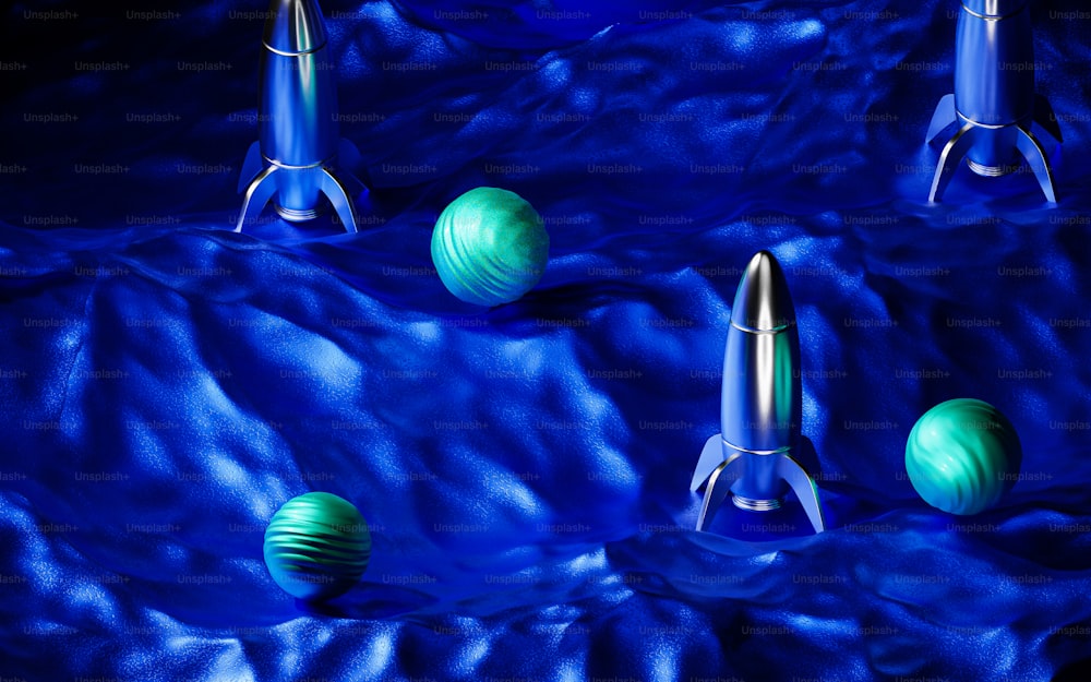 Eine Gruppe blauer Raketen sitzt auf einem blauen Tuch