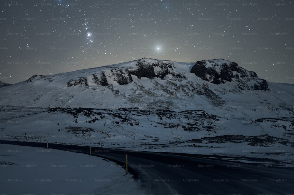 夜空の下で雪に覆われた山