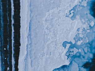une vue aérienne de la glace et de l’eau
