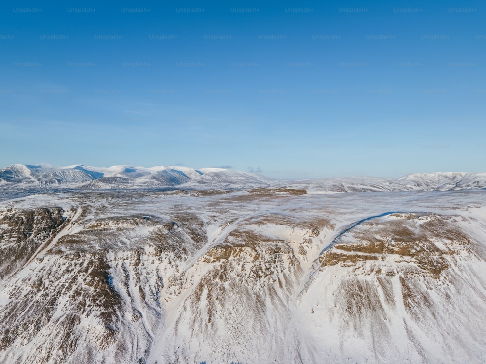une vue d’une chaîne de montagnes enneigée depuis un avion