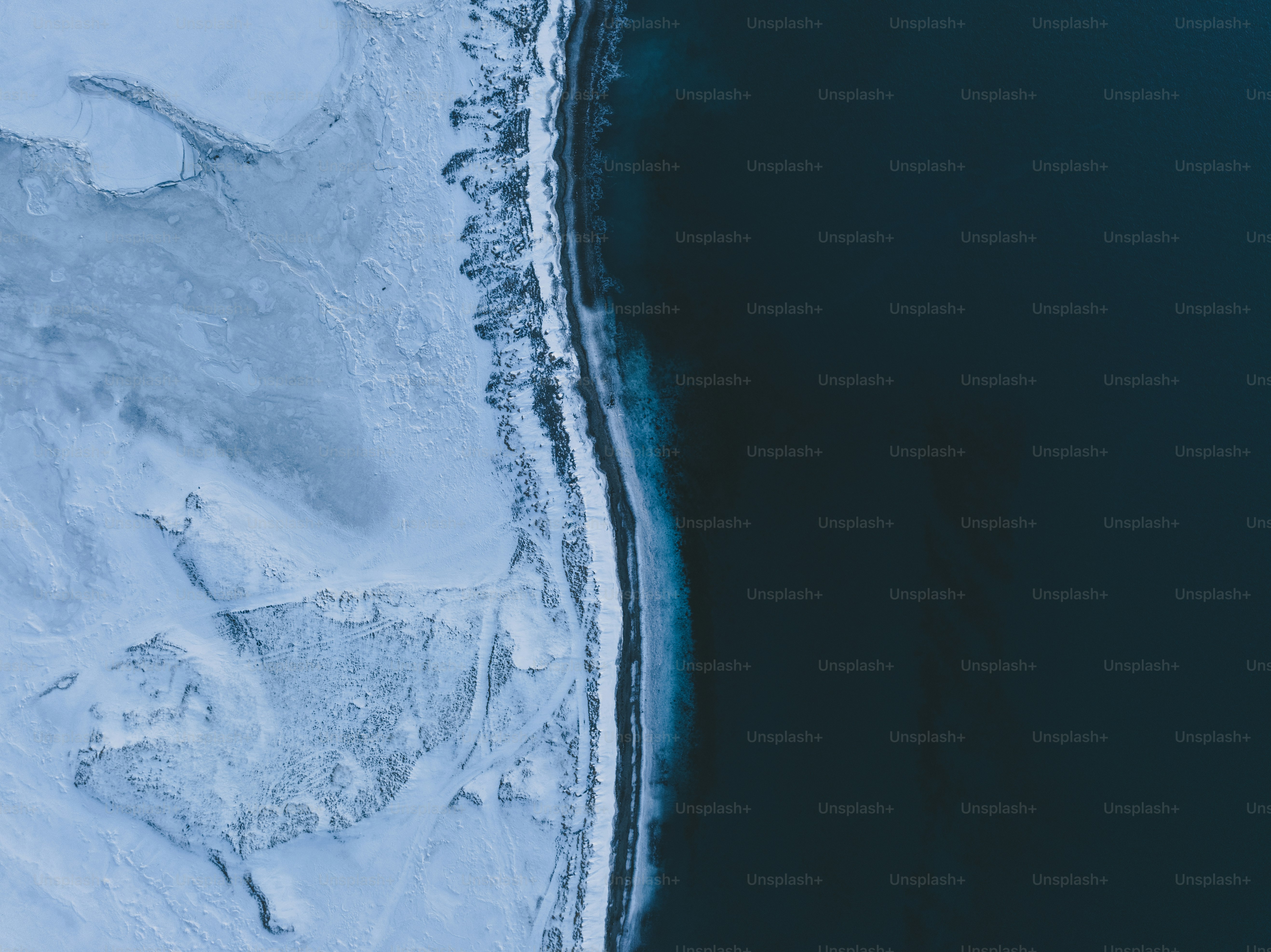 Una vista aérea de un cuerpo de agua cubierto de nieve
