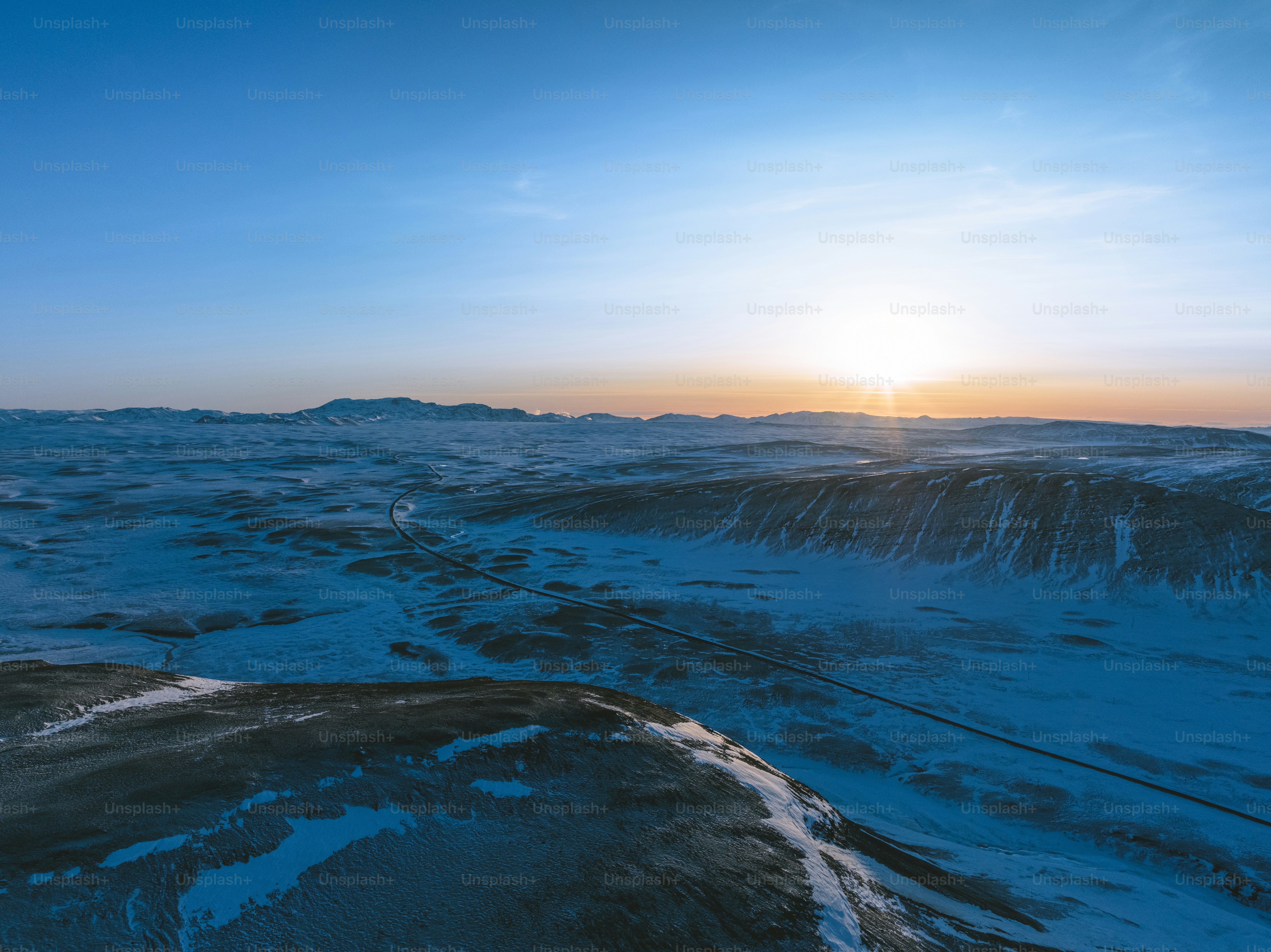 El sol se está poniendo sobre una cadena montañosa