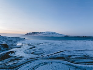 雪に囲まれた大きな水域