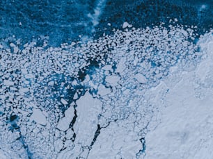 uma vista aérea de blocos de gelo e água