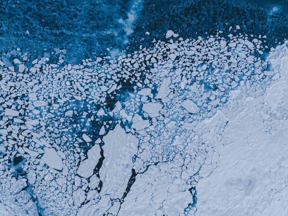 流氷と水の空中写真