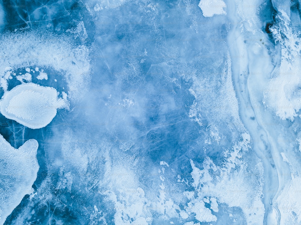 Una vista aérea del hielo y el agua