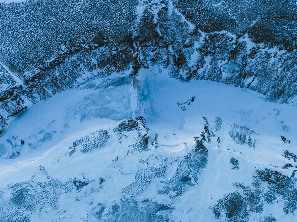 Una vista aérea de una montaña cubierta de nieve