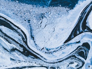 une vue aérienne de la glace et de l’eau