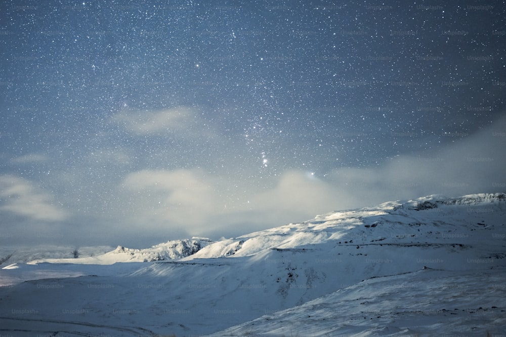 Ein schneebedeckter Berg unter einem Nachthimmel