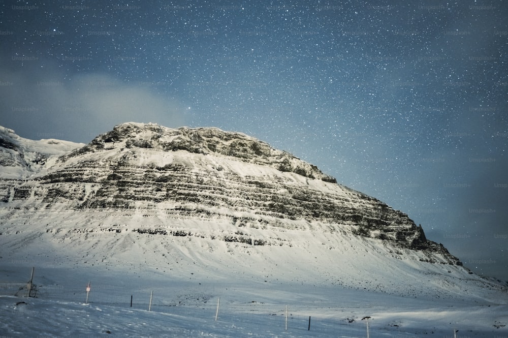 Una montagna coperta di neve sotto un cielo blu