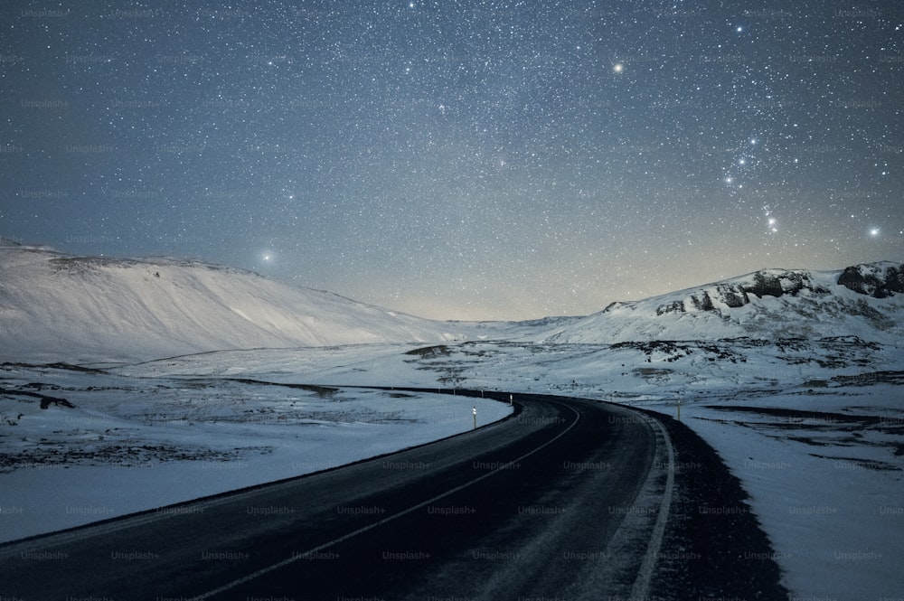 uma estrada no meio de uma paisagem nevada