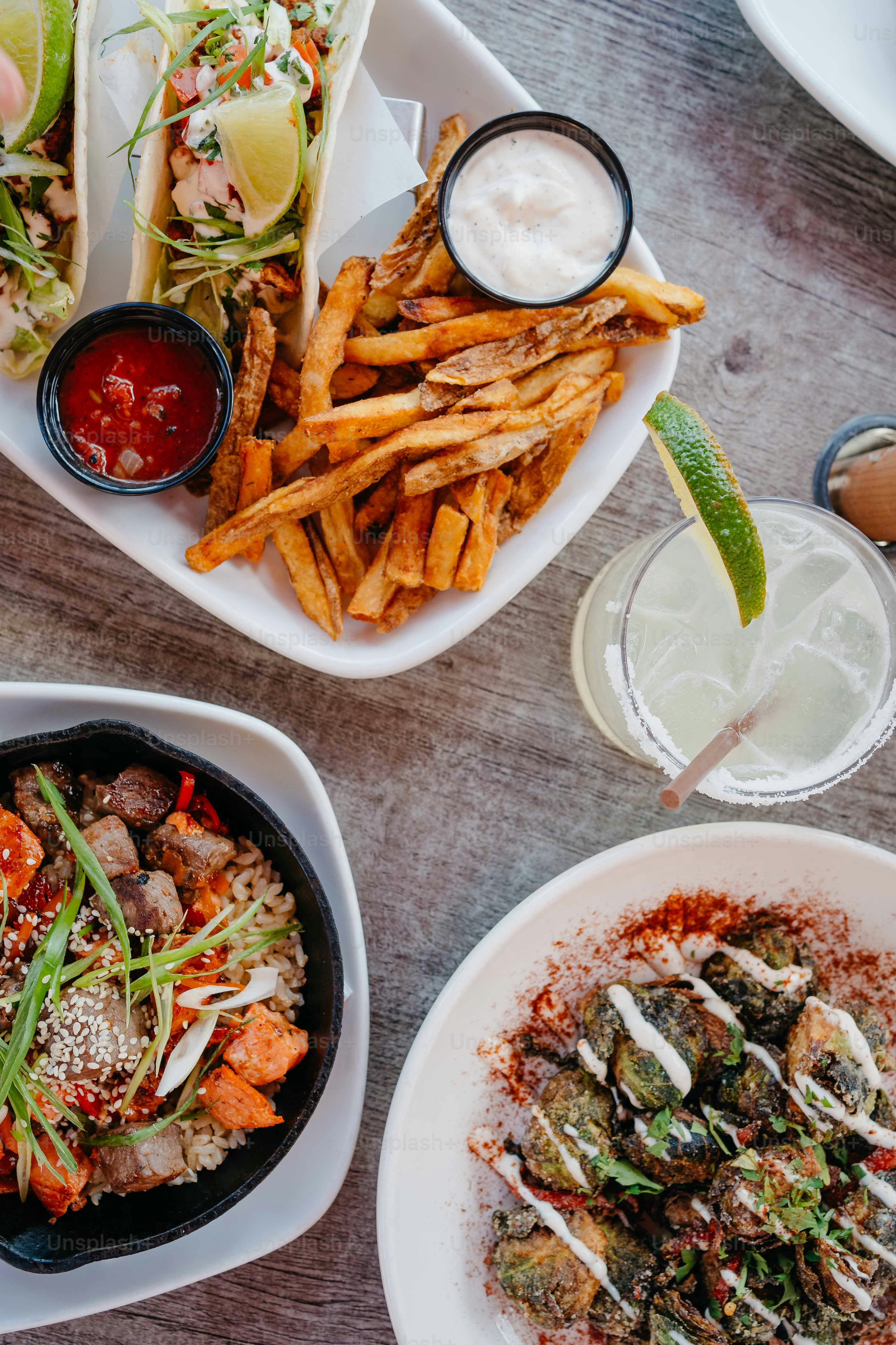 una mesa cubierta con platos de comida y bebidas