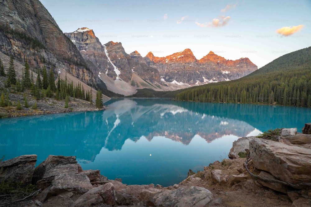 Un lago blu circondato da montagne e alberi