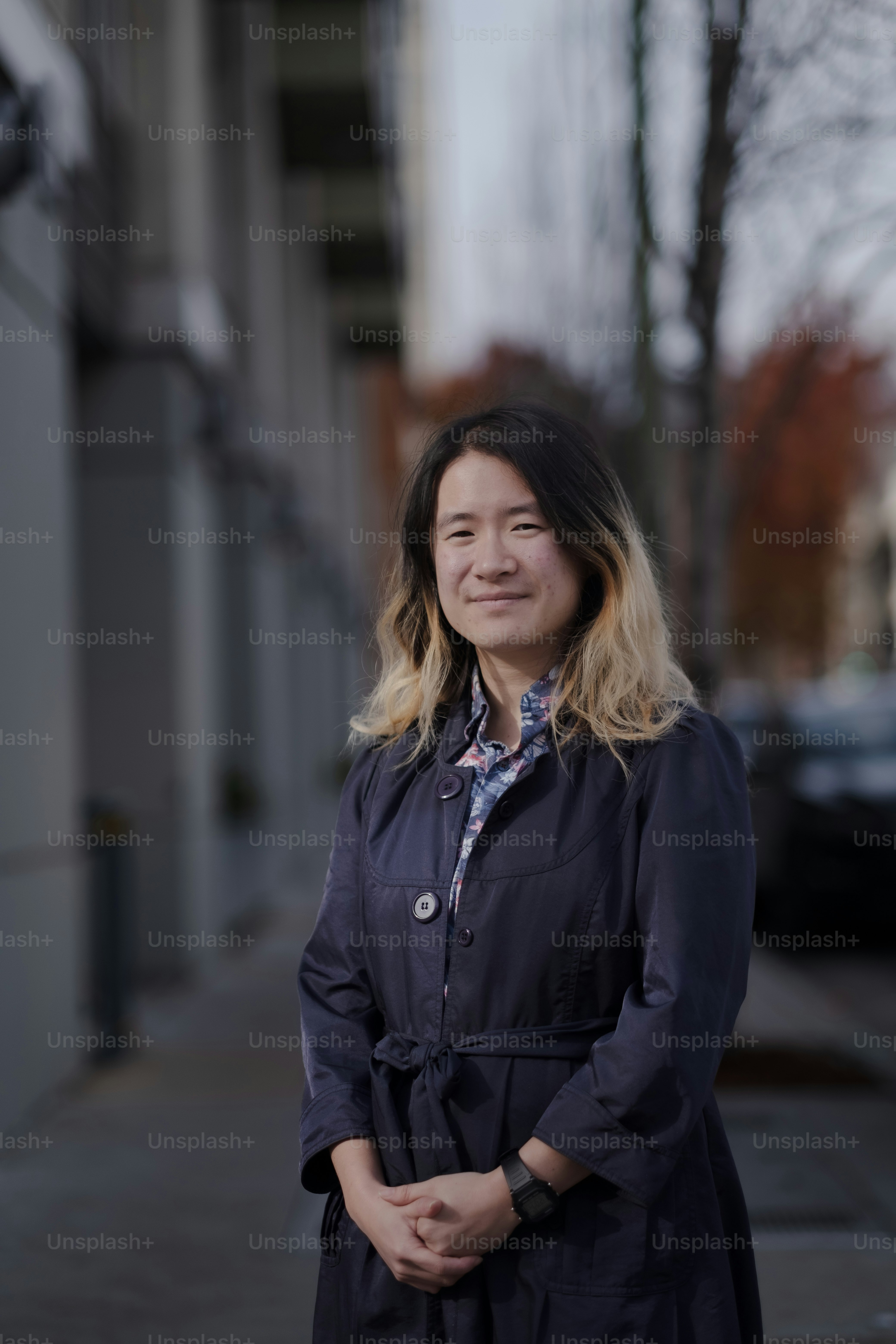 Una mujer parada en una acera frente a un edificio