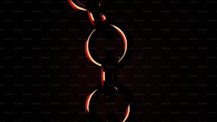 Una foto rossa e nera di una catena su sfondo nero