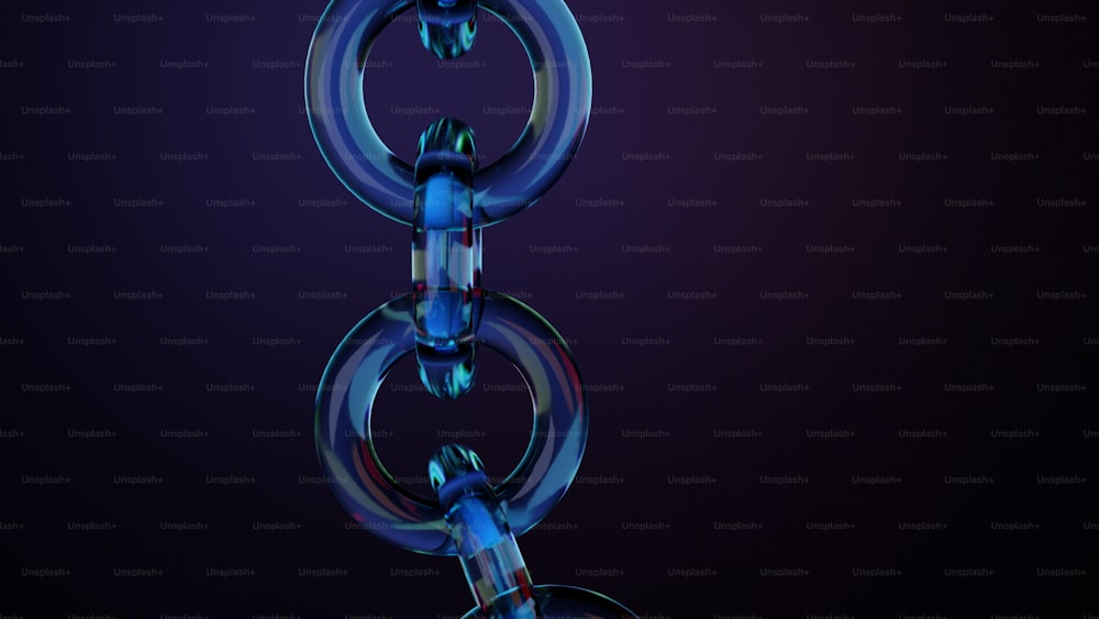 una cadena de metal azul sobre fondo negro