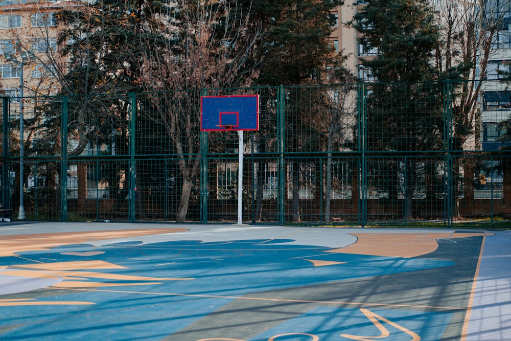 una cancha de baloncesto con un aro de baloncesto en el medio
