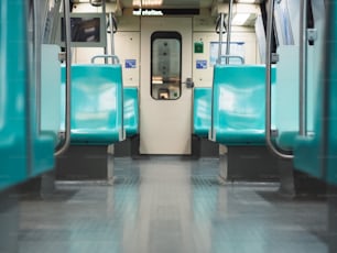 une vue de l’intérieur d’une voiture de métro