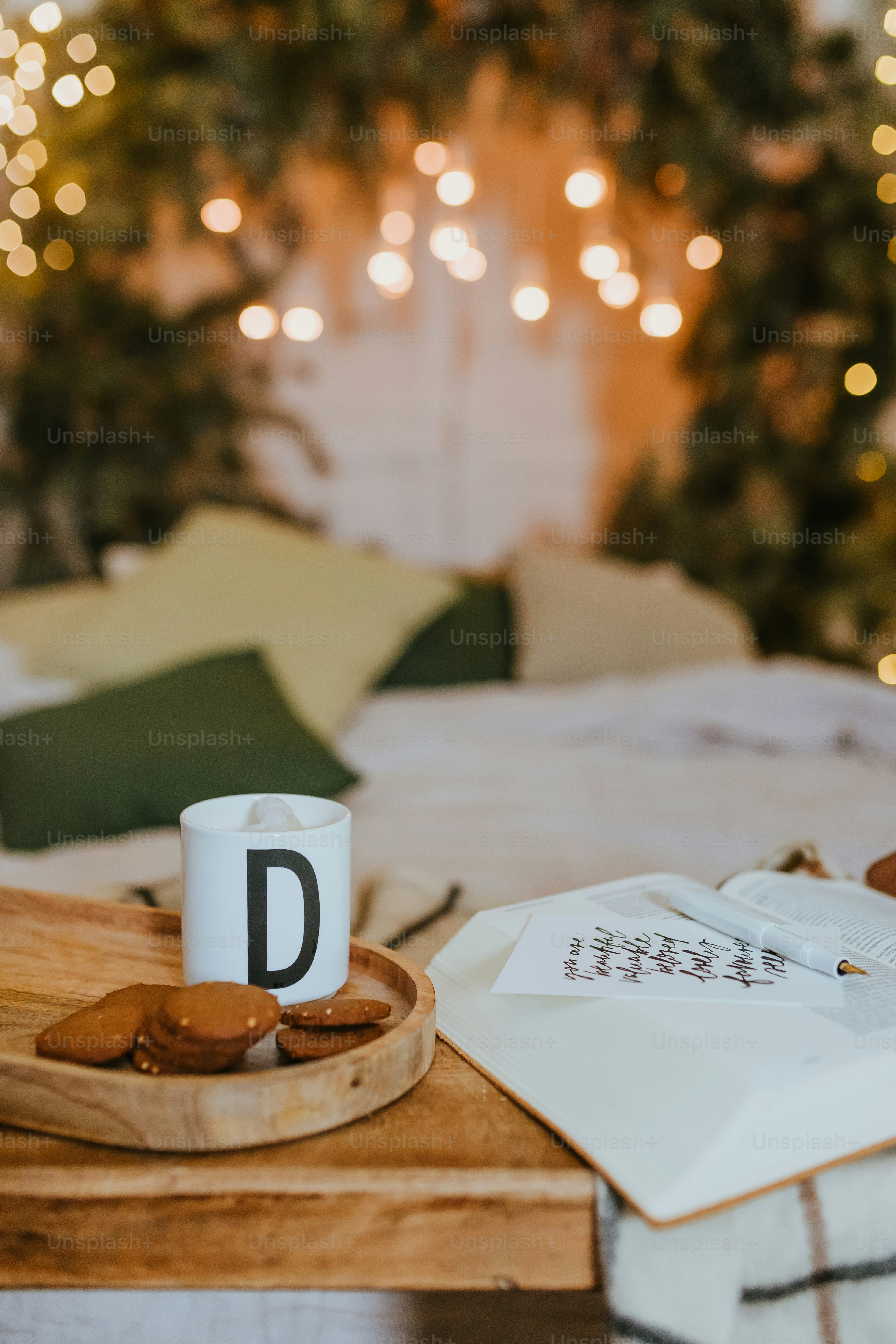 eine Tasse Kaffee auf einem Holztablett