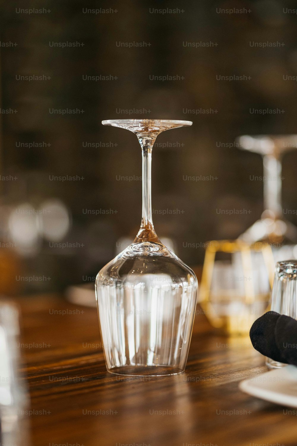나무 테이블 위에 앉아있는 두 개의 와인 잔