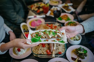 eine Gruppe von Menschen, die Teller mit Essen halten