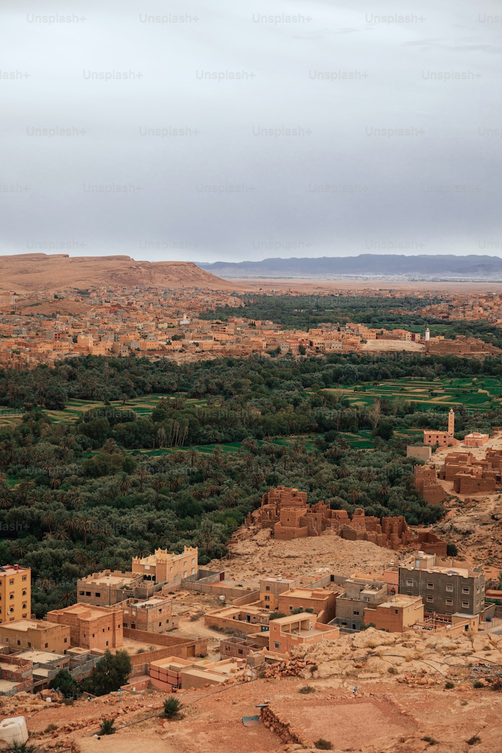 Blick auf ein kleines Dorf mitten in der Wüste