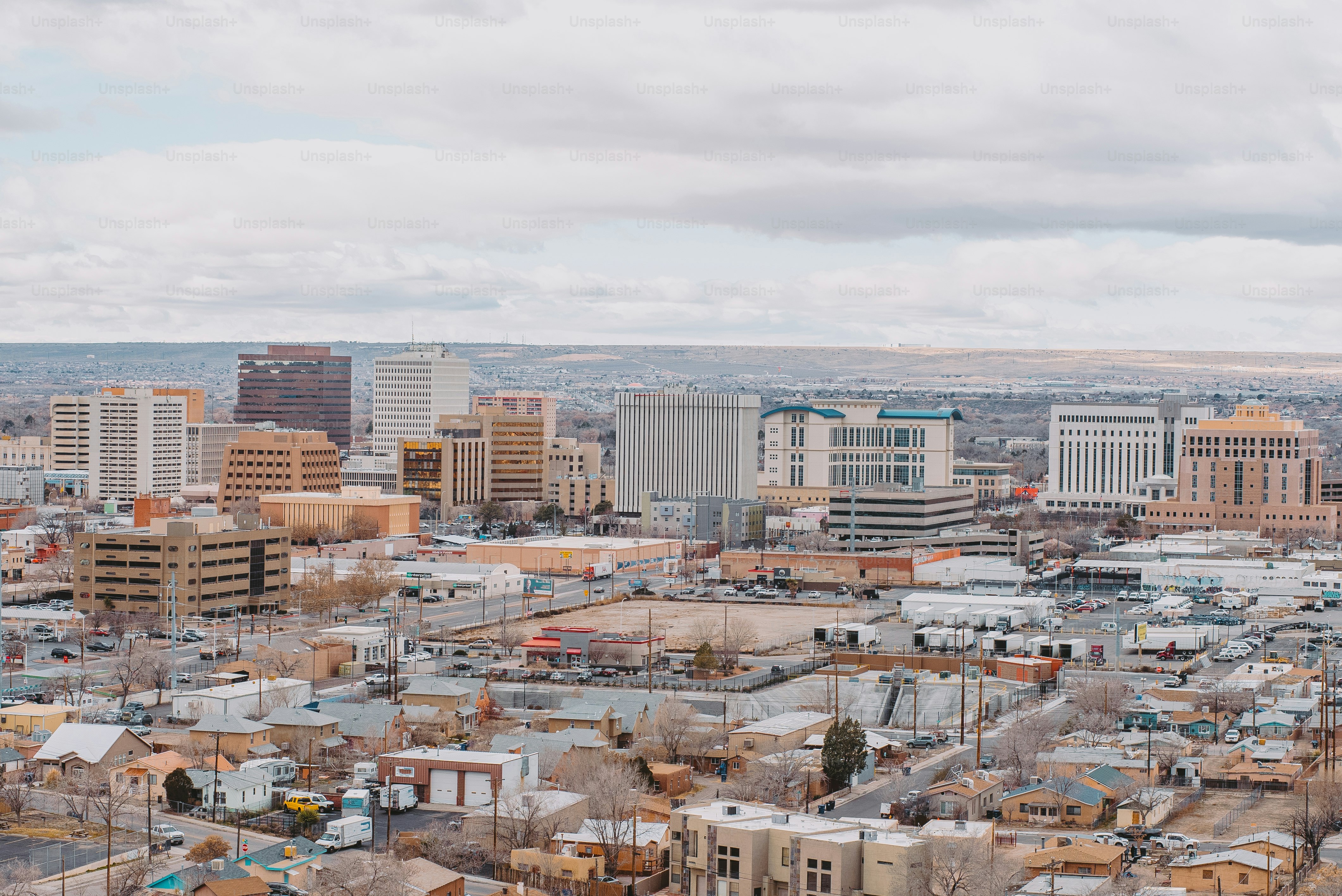 Eine Stadt mit vielen hohen Gebäuden