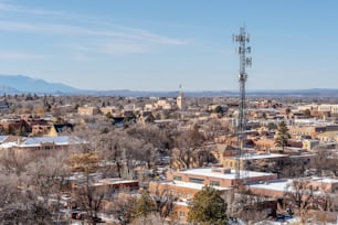 Una vista de una ciudad con una torre de radio en primer plano