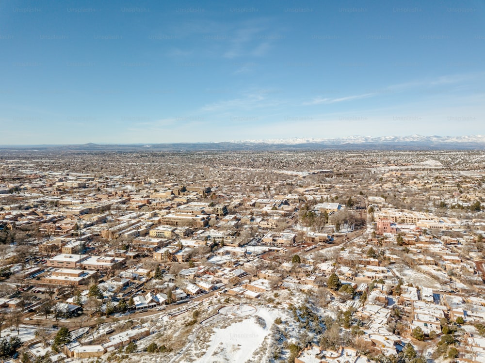uma vista aérea de uma cidade no inverno