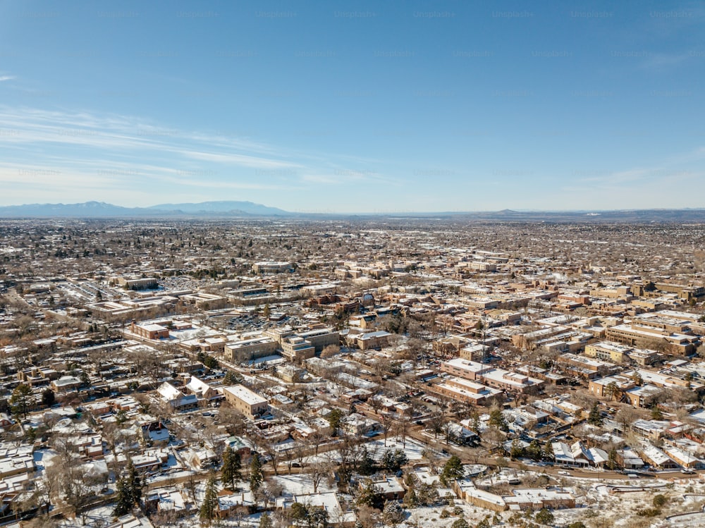 uma vista aérea de uma cidade com neve no chão