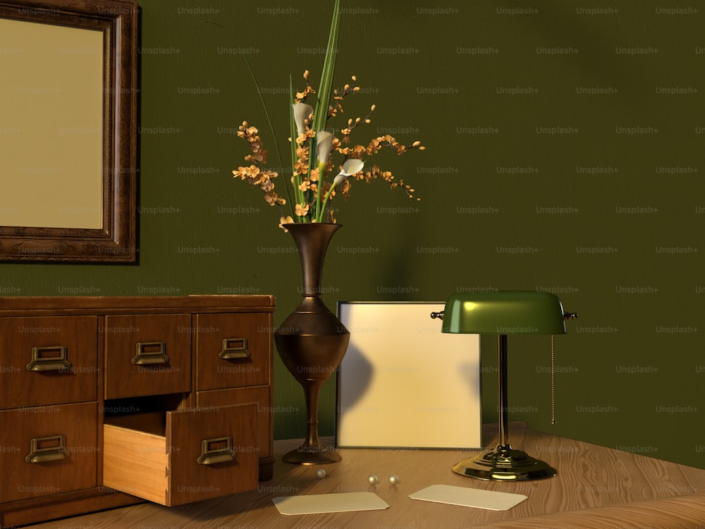 eine Vase mit Blumen auf einem Schreibtisch neben einer Lampe