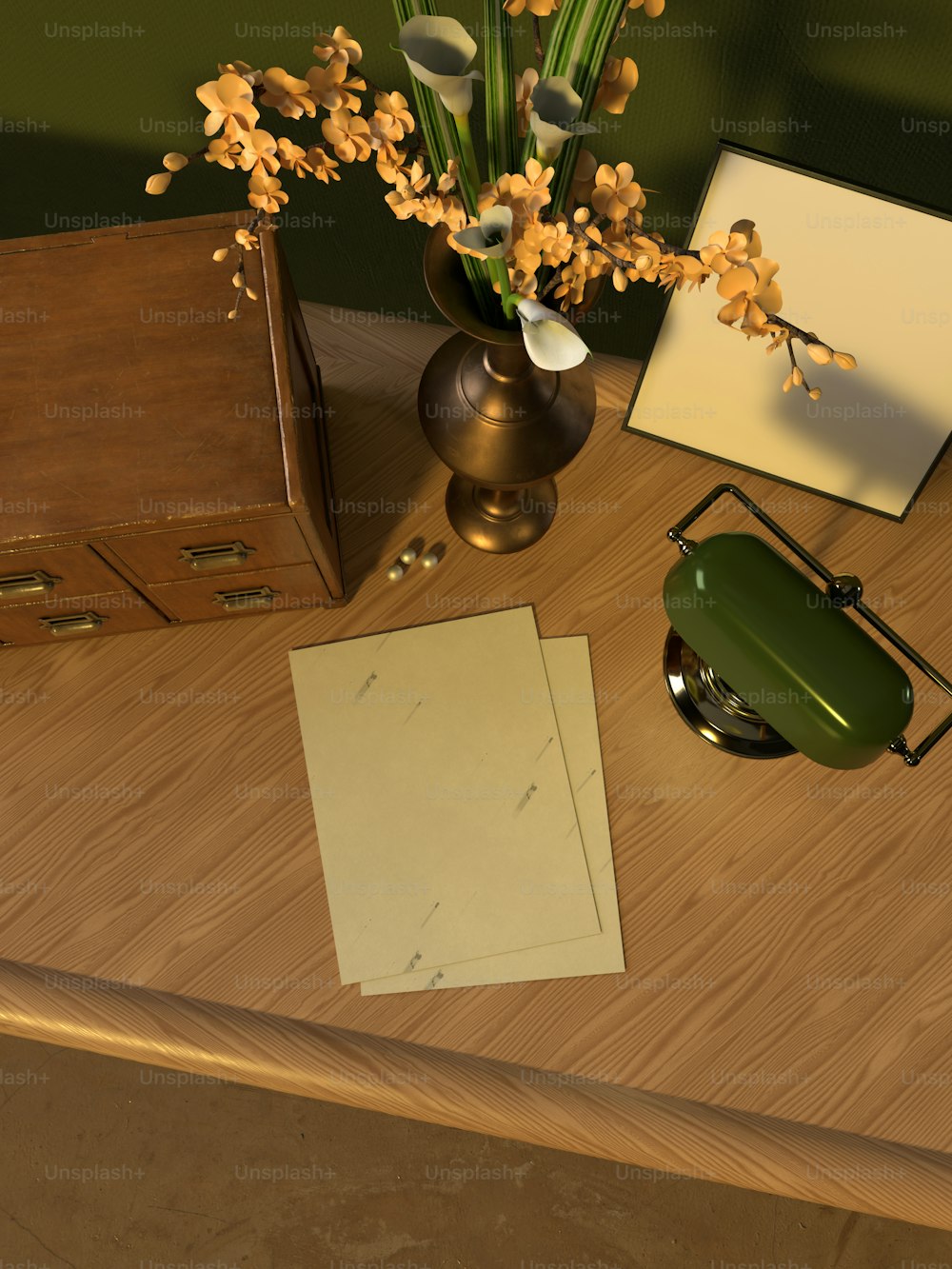 ein Schreibtisch mit einer Vase mit Blumen und einem Notizblock