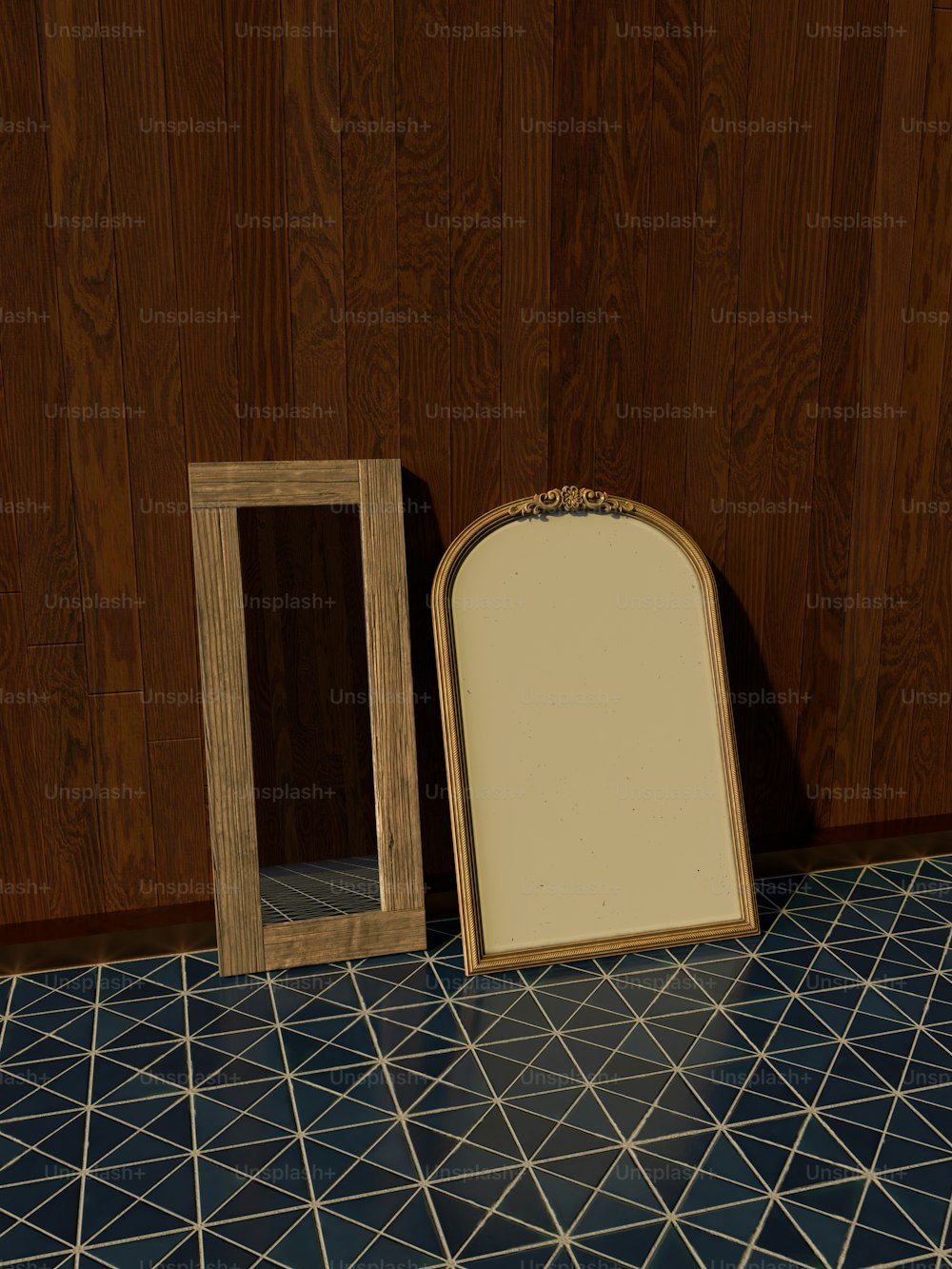 Ein Spiegel sitzt auf einem Fliesenboden neben einem Holzrahmen