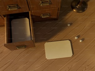 uma mesa de madeira com uma gaveta e um suporte de cartão