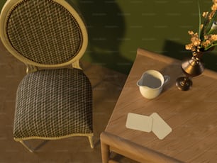 una mesa con un jarrón de flores y una silla