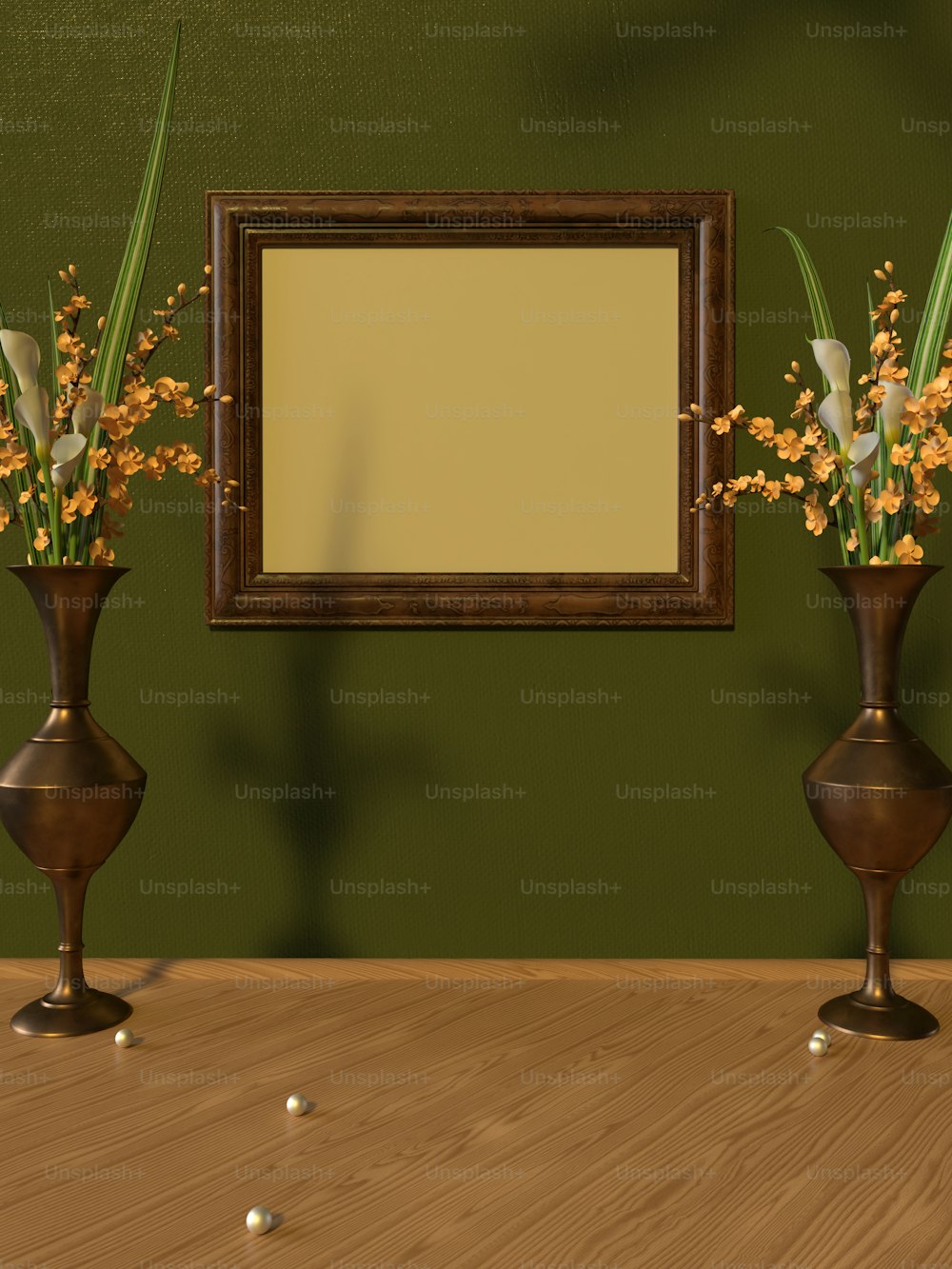 거울 앞에 꽃이 있는 두 개의 꽃병