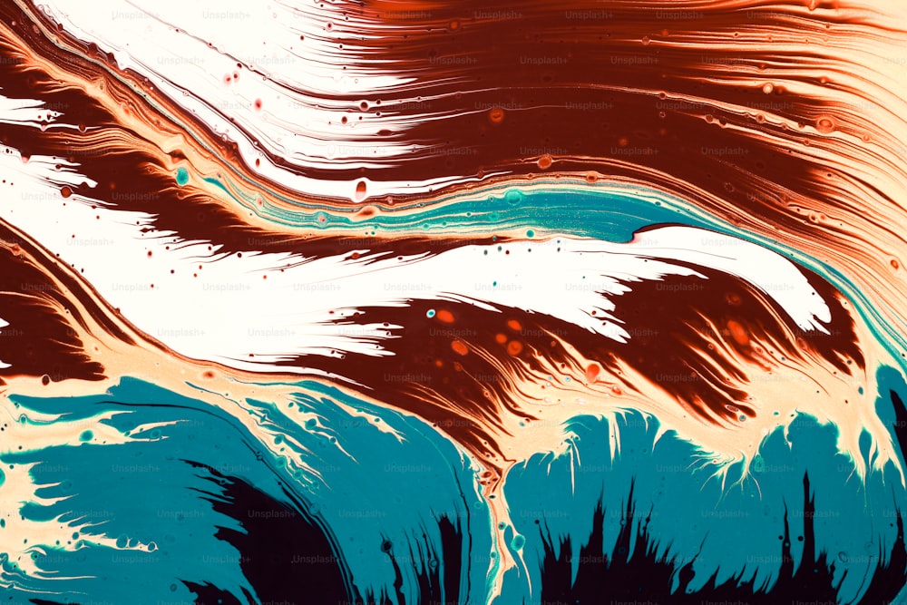 Una pintura abstracta de ondas azules y naranjas