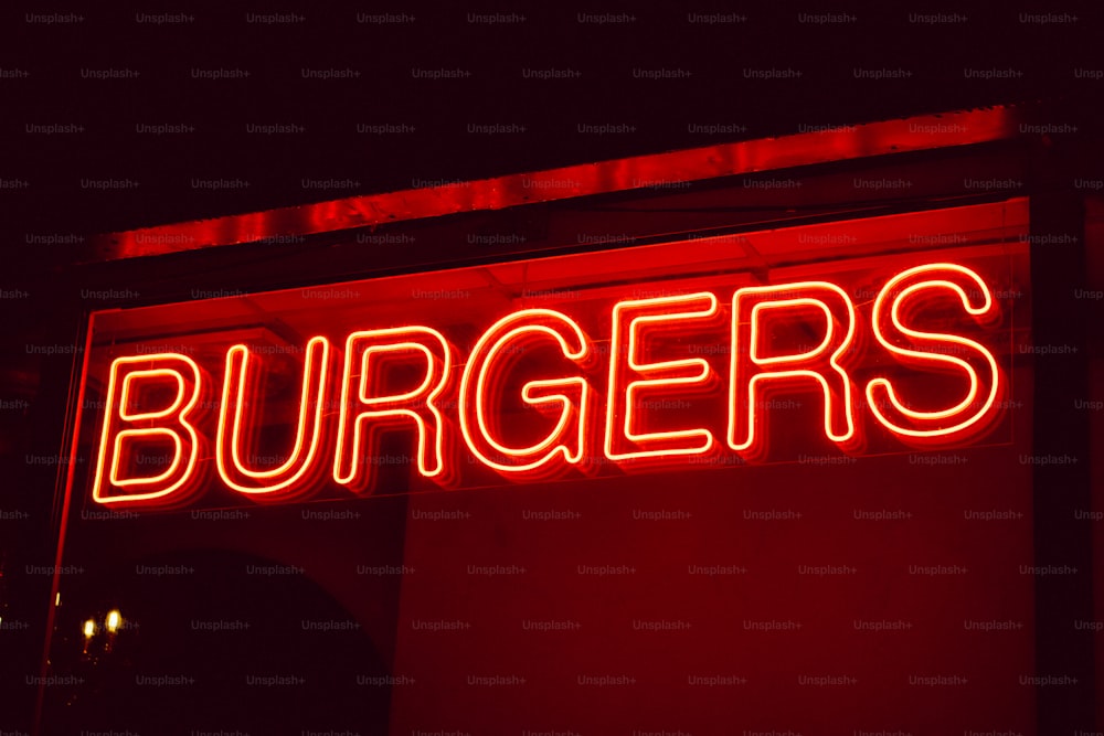 une enseigne au néon qui dit hamburgers dessus