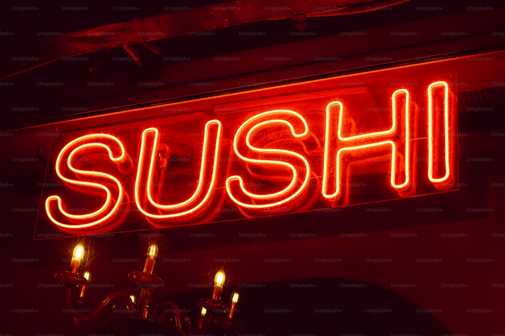 une enseigne au néon rouge qui dit sushi dessus