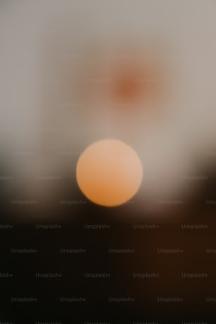 Una foto sfocata di un sole nel cielo
