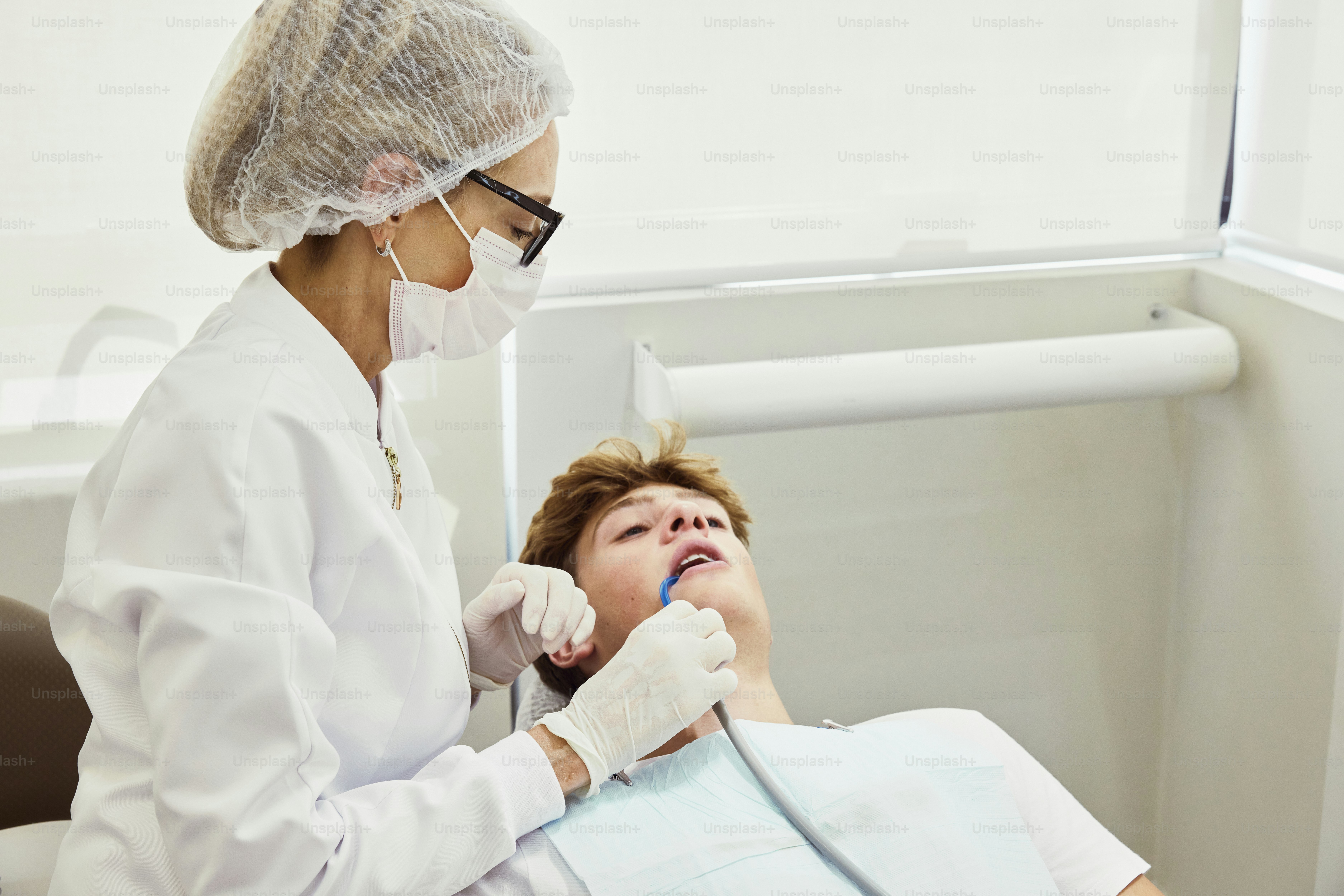 Una mujer que se revisa los dientes por un dentista