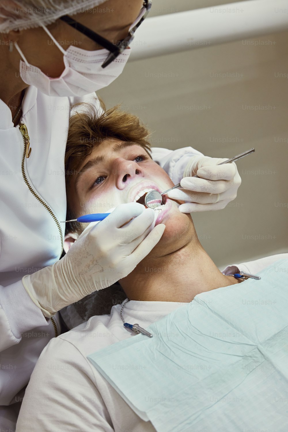 Un uomo che si fa controllare i denti da un dentista