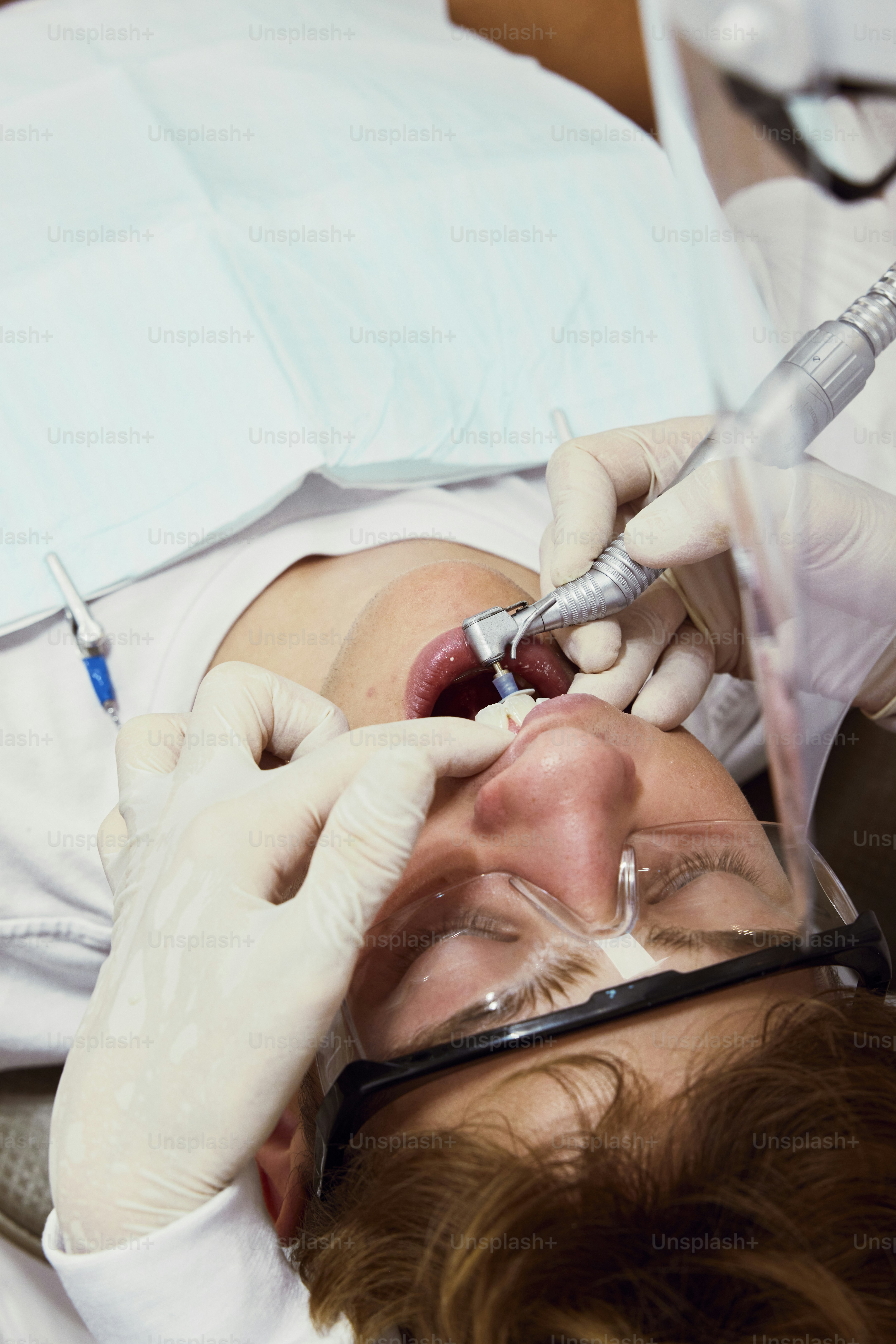 Una mujer que se revisa los dientes por un dentista