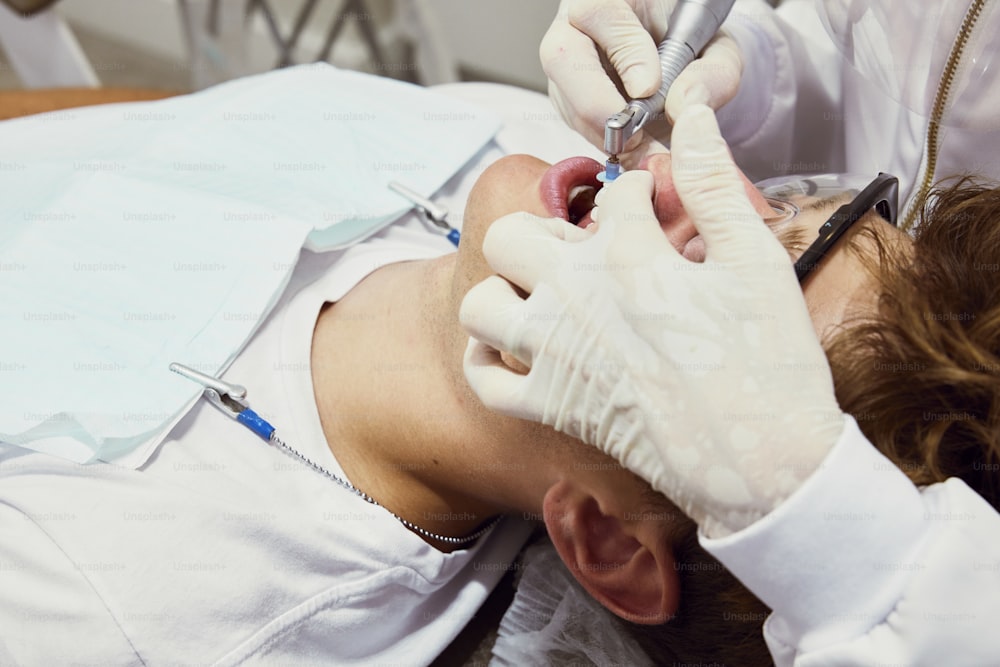 Ein Mann lässt seine Zähne von einem Zahnarzt untersuchen