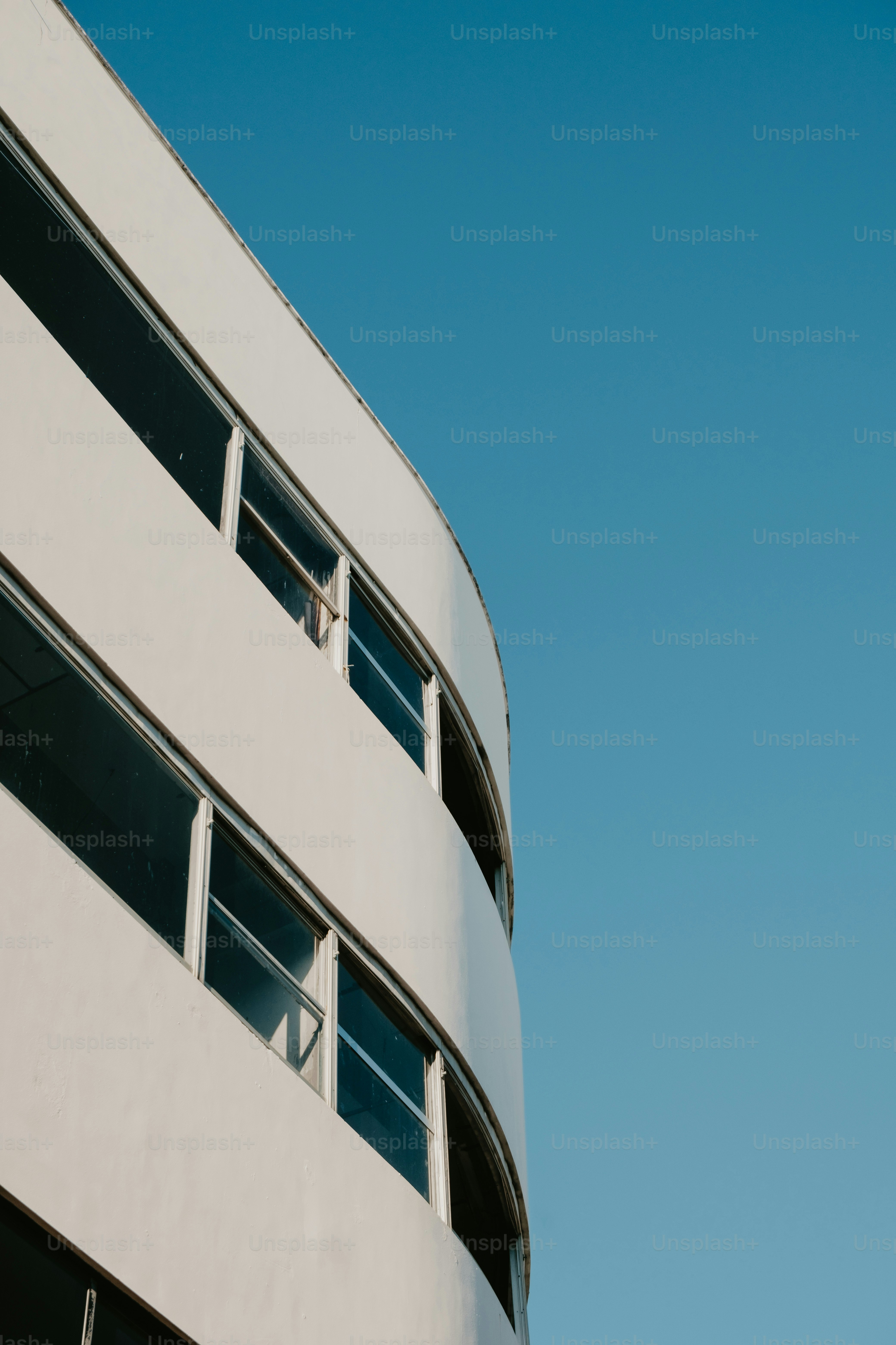 建物の上空を飛ぶ飛行機