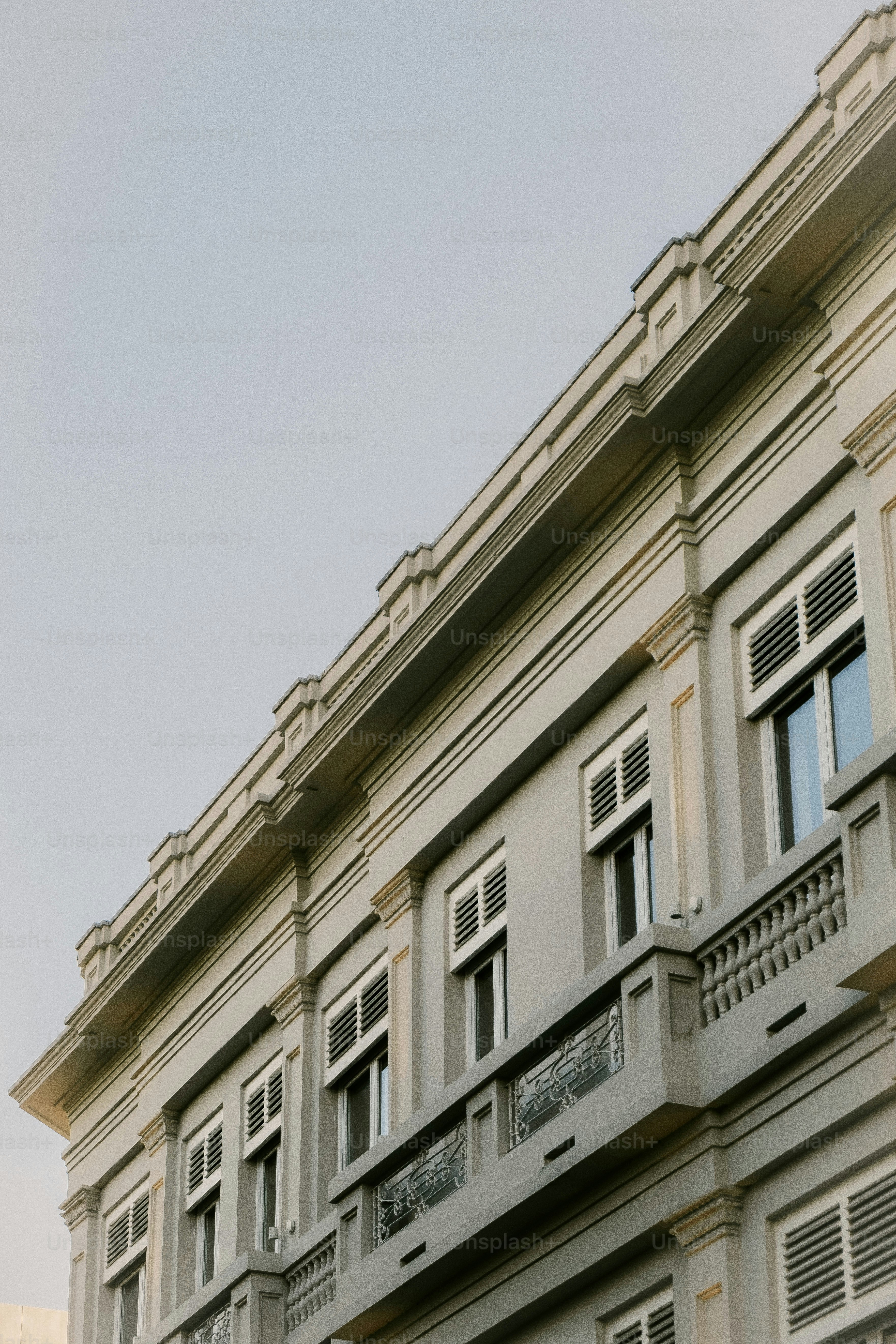 eine Uhr an der Seite eines Gebäudes