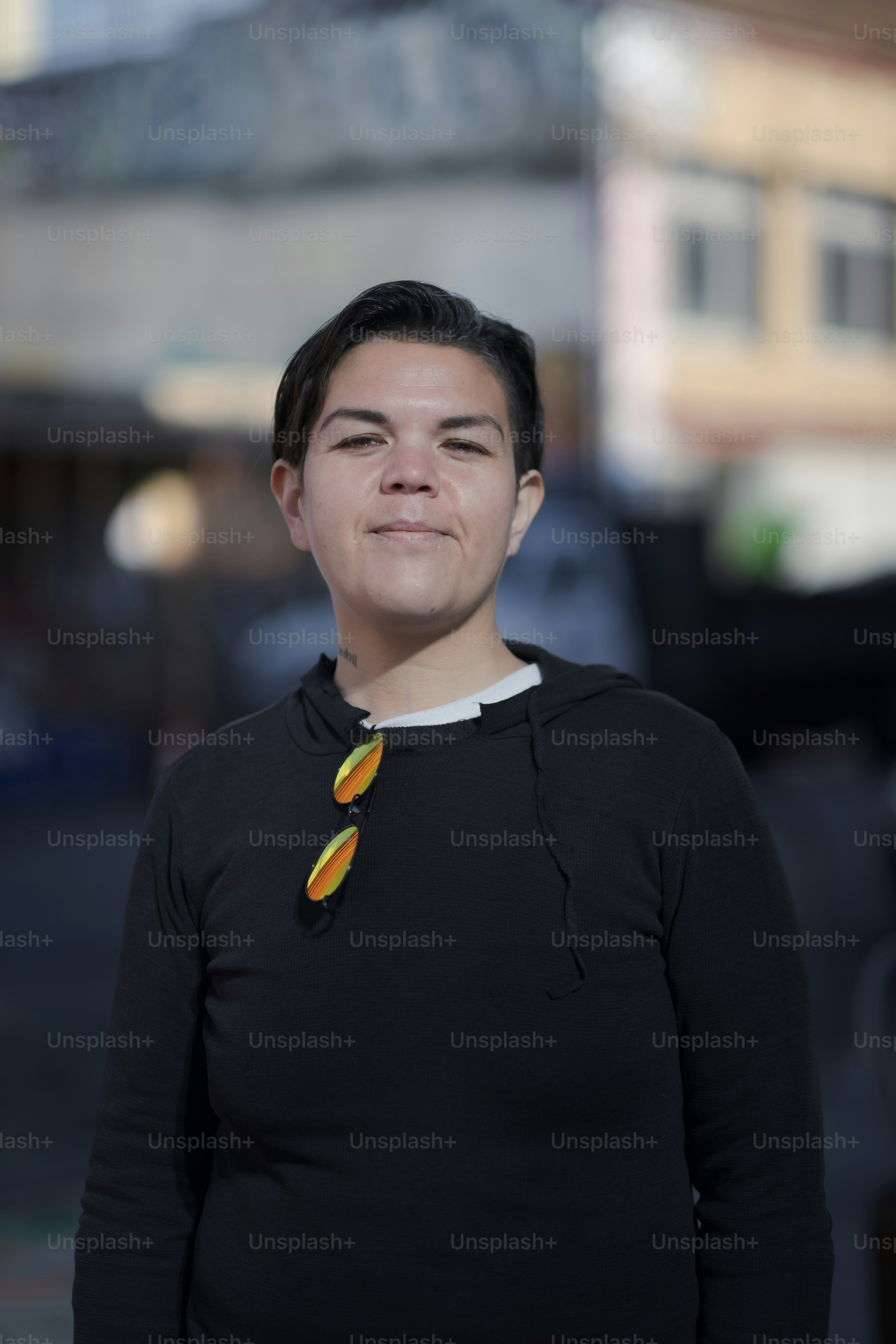 une femme debout devant un immeuble